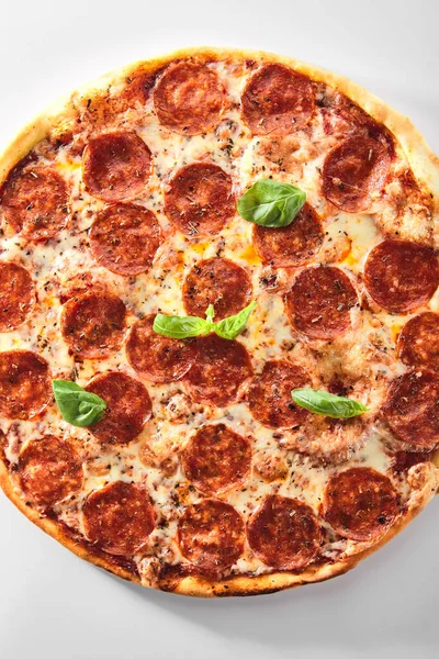 Pizza Tradicional Pepperoni Italiano Com Salame Pimenta Queijo Mussarela Manjericão — Fotografia de Stock