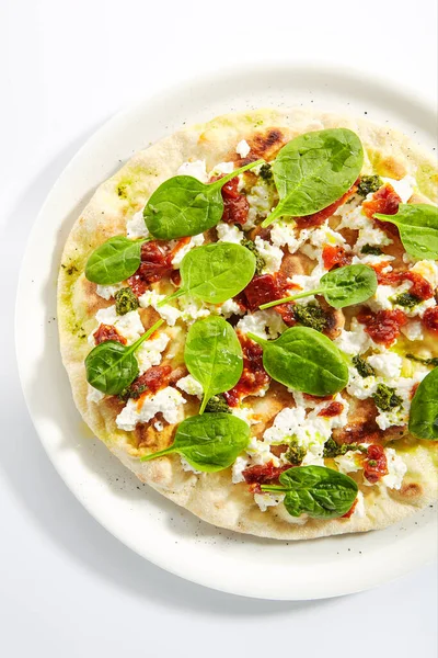 Focaccia Con Pomodori Secchi Salsa Pesto Stracciatella Foglie Spinaci Freschi — Foto Stock