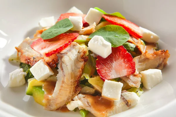 Salad Smoked Eel Fish Avocado Feta Cheese Strawberries Restaurant Plate — Stock Photo, Image