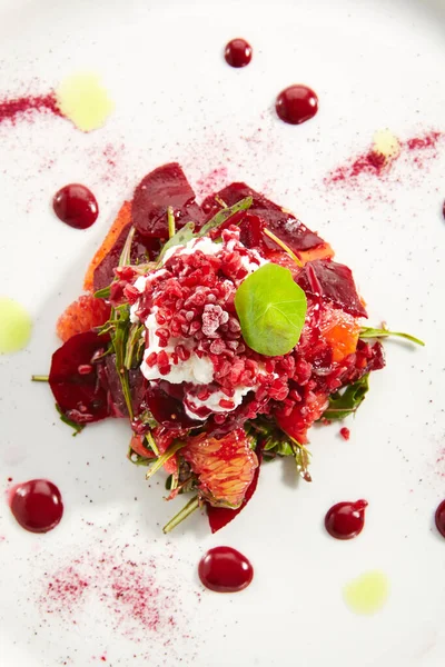 Pečený Řepný Salát Citrusovými Plody Stracciatellou Izolovaném Talíři Restaurace Červený — Stock fotografie