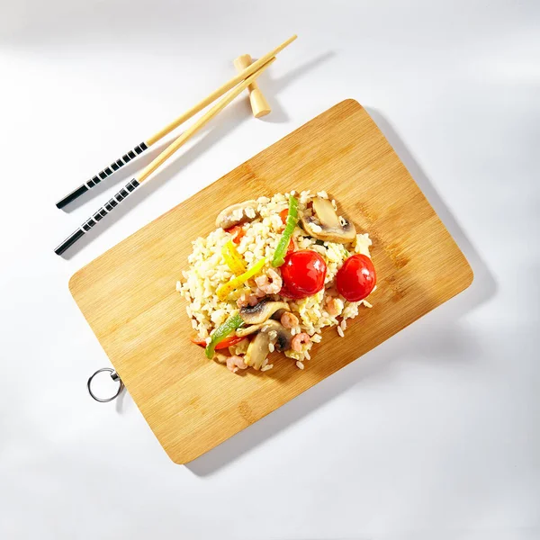 Kuřecí Smažená Rýže Zeleninou Asijský Styl Potravin Bílém Pozadí Dřevěný — Stock fotografie