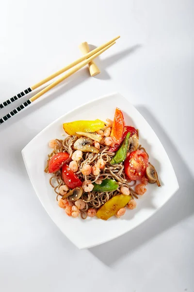 Fideos Soba Con Mariscos Verduras Comida Fideos Estilo Asiático Sobre — Foto de Stock