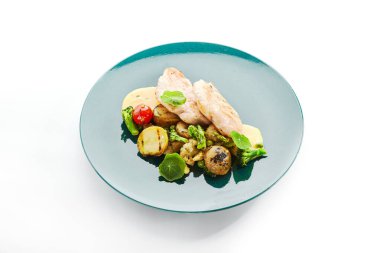 Sebze ve krema soslu tavuk fileto. Sulu kavrulmuş et yakın çekim görüntüsü. Tabakta nefis bir yemek. Aromatik yeşillikle servis edilen biftekler. Lezzetli restoranlar, yemek sunumu.