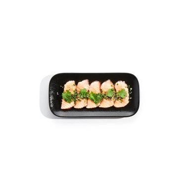 Somon tataki - kavrulmuş somon balığı, ince dilimlenmiş saşimi usulü. Lezzetli turunç ponzu tataki sosu ve taze yeşilliklerle servis edilen somon tataki. Siyah tabakta Japon deniz ürünleri beyaz arka planda izole edilmiştir.