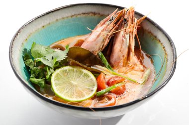 Tom yum veya Tom yer elması - karışık deniz ürünleriyle sıcak ve ekşi Tayland çorbası. Tayland geleneksel karides ve hindistan cevizi sütü çorbası. Tom beyaz arka planda nefis. Beyaz arka planda izole edilmiş çorba tabağı.. 