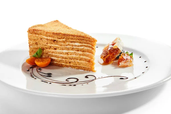 白いプレートにメディボクスライス ロシアの伝統的な焼きパイを提供 レストランの装飾デザート クリームとハニーサイドビューで層おいしいタルト 甘いもの菓子 — ストック写真