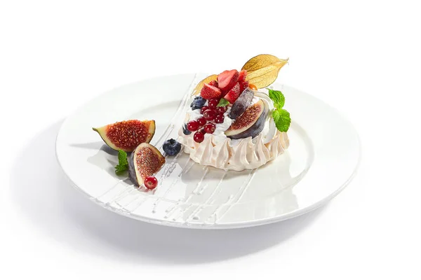 ホワイトプレートのパブロバデザート オーストラリア料理の菓子を提供します ホイップクリーム パッションフルーツとベリーの装飾とメレンゲ レストラン甘い食べ物 グルメ前菜 — ストック写真