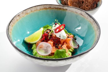 Somon tartını yakından çek. Baharatlı çiğ kırmızı balık ve tabakta kraker. Ekmek dilimleriyle taze ton balığı servis ettim. Şifalı otlarla süslenmiş deniz ürünleri restoranı yemekleri. Deniz lezzeti, gurme yemeği.