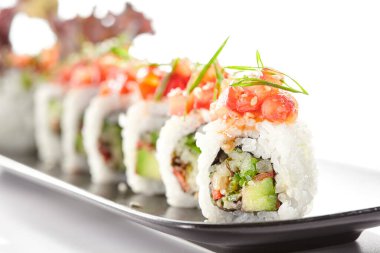 Sağlıklı vejetaryen Japon yemeği. İçinde avokado ve mantar olan vejetaryen suşi rulosu. Domatesli. Vejetaryen suşi sarması. Beyaz arka planda izole edilmiş Asya restoranı vejetaryen yemekleri