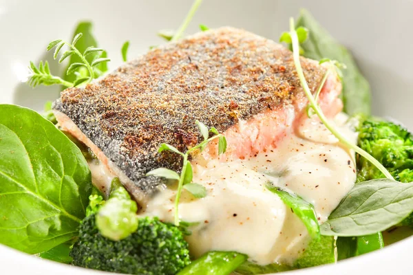 Panfried Fish Met Broccoli Groene Spinazie Gezonde Geroosterde Kabeljauw Met — Stockfoto