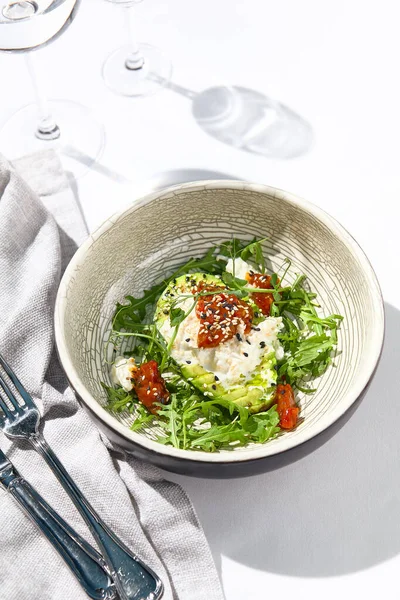 Avokado Och Stracciatella Ostsallad Fin Middag Med Italiensk Salladsskål Vitt — Stockfoto