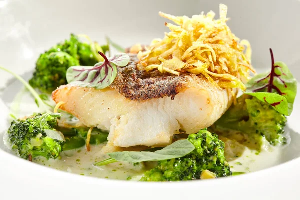 Panfried Fish Met Broccoli Roomsaus Gezonde Geroosterde Kabeljauw Met Groene — Stockfoto