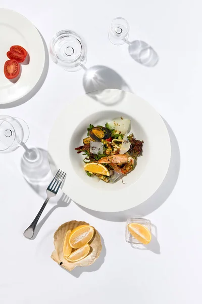 Ensalada Fresca Saludable Con Camarones Mejillones Rúcula Lechuga Verduras Elegantes —  Fotos de Stock