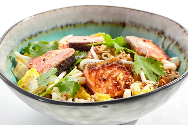 Hidangan Tradisional Asia Nasi Goreng Dengan Telur Sayuran Dan Salmon — Stok Foto