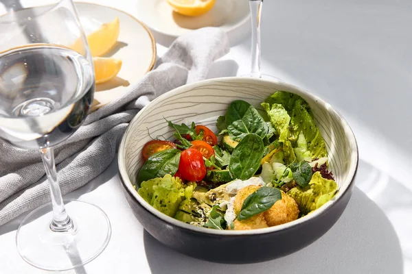 Sallad Skål Med Avokado Tomat Och Ost Bollar Hälsosam Vegetarisk — Stockfoto