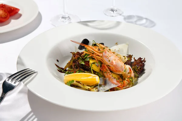 Ensalada Fresca Saludable Con Camarones Mejillones Rúcula Lechuga Verduras Elegantes — Foto de Stock