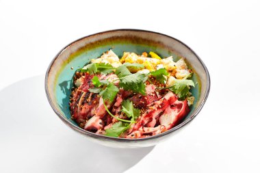 Geleneksel Çin yemeği - sebzeli kızarmış pirinç, doğranmış omlet ve tavuk. Beyaz arka planda pilav ve yumurtalı Pan Asya tavası. Nasi Goreng, gölgelerle izole edilmiş arka planda tavuk.