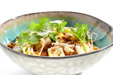 Geleneksel Çin yemeği - yumurta ve sebzeli kızarmış pirinç. Beyaz arka planda pirinçli Asya tavası ve doğranmış omlet. Yumurtalı Nasi Goreng izole edilmiş arka planda gölgeli