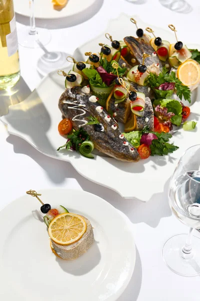 伝統的な宴会料理は野菜と魚を詰め ディナーパーティー 結婚式 休日のためのDelicatessen魚のパイク 現代的な宴会メニュー ケータリング お祝いのテーブルのためのサービス — ストック写真