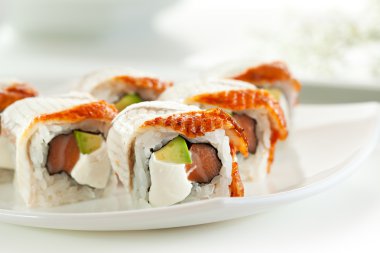 somon ve füme yılan balığı maki sushi