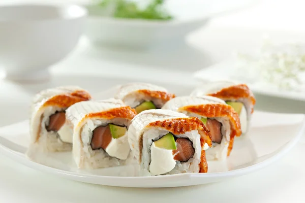 Somon ve füme yılan balığı maki sushi — Stok fotoğraf