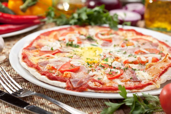 Pizza alla carbonara — Foto Stock
