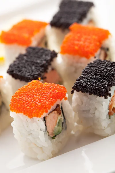 Rolo de salmão e tobiko — Fotografia de Stock