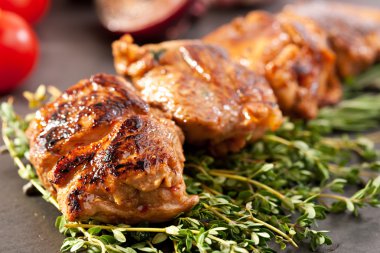 Şişlenmiş domuz eti.