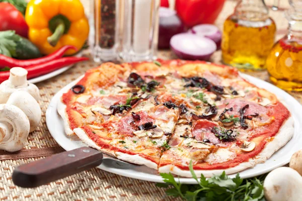 Smakelijke pizza — Stockfoto