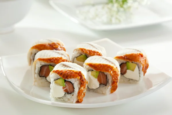 Salmone e sushi affumicato di anguilla Maki — Foto Stock