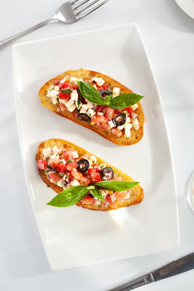 Tomates e queijo bruschetta — Fotografia de Stock