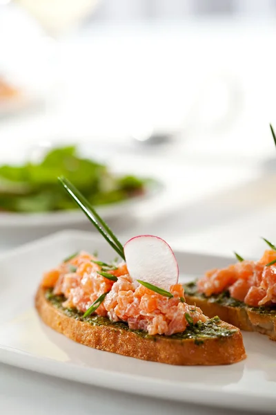 Salmão bruschetta — Fotografia de Stock