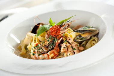 Deniz ürünleri makarna