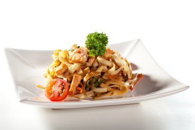 Deniz ürünleri ile erişte