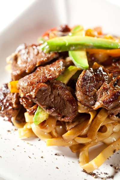 Fideos con carne de res — Foto de Stock