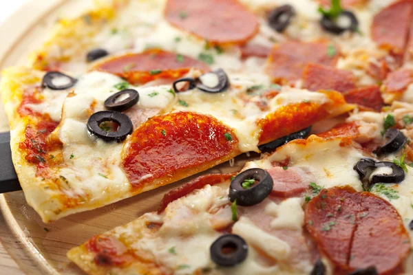 Піца салямі — стокове фото