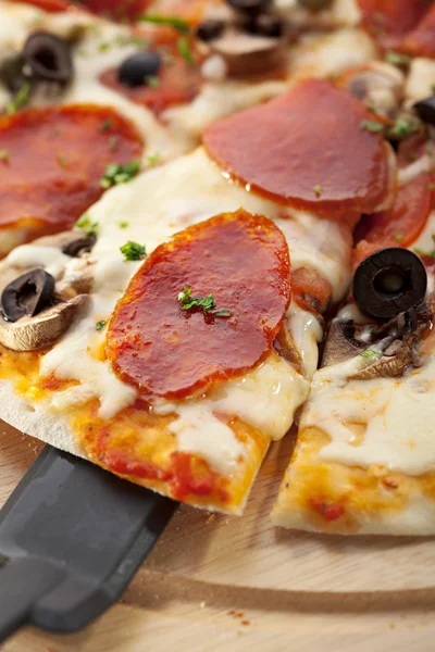 Pizza salami — Stockfoto