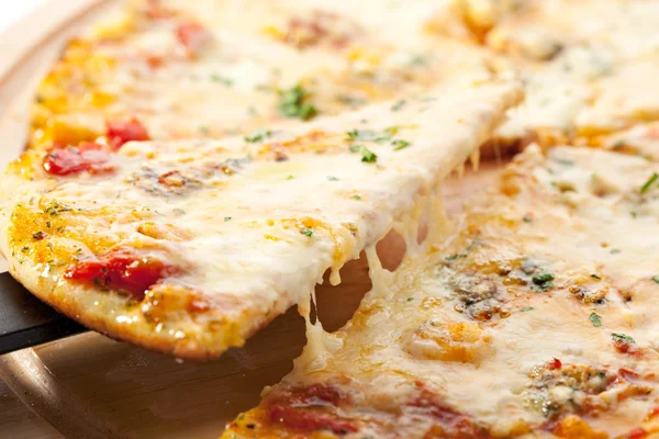 Pizza z serem — Zdjęcie stockowe