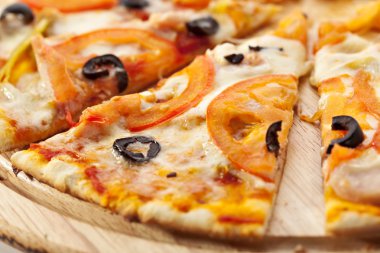 Baharatlı pizza