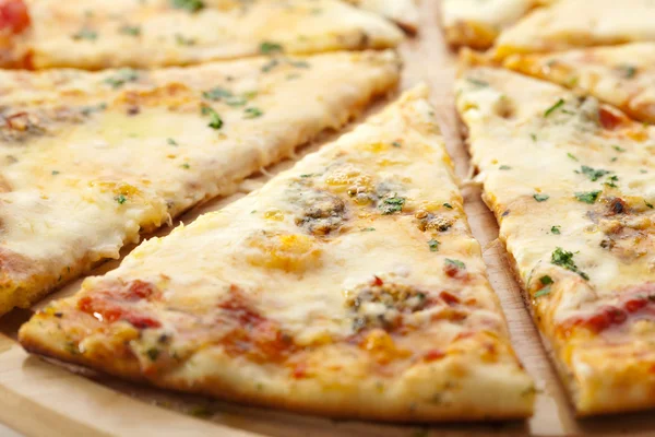 Pizza z serem — Zdjęcie stockowe