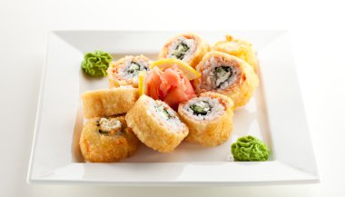 Kızarmış somon roll