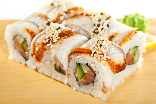 Salmone e sushi affumicato di anguilla Maki — Foto Stock