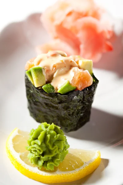 Würziger Lachs und Avocado-Gunkan — Stockfoto