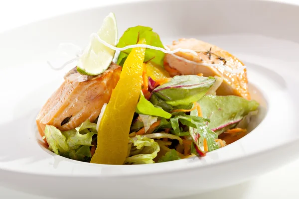 Salát s grilovaným lososem a Mango — Stock fotografie