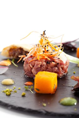 Biftek Tartare çeşitli dalış