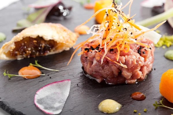 Tartar de ternera con varias inmersiones — Foto de Stock