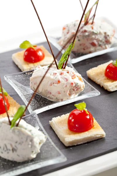 Creme de queijo com salmão, tomate e ervas — Fotografia de Stock