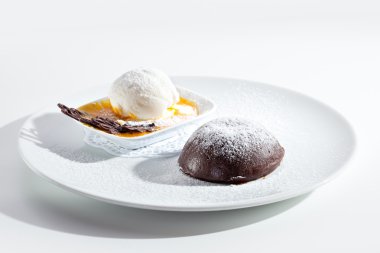 erimiş çikolatalı kek