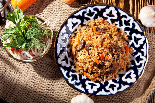 Prato Pilaf com salada de tomate — Fotografia de Stock