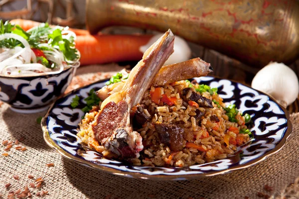 Pilaf schotel met salade — Stockfoto